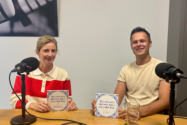 Sylvana en Daan in de podcaststudio