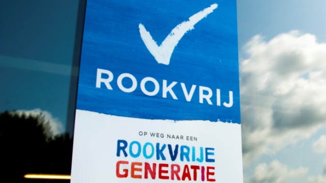 Poster met de tekst rookvrije generatie op een raam.