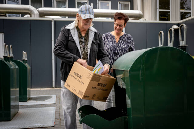 Bewoners van Bosgaard helpen regelmatig mee het afval weg te brengen