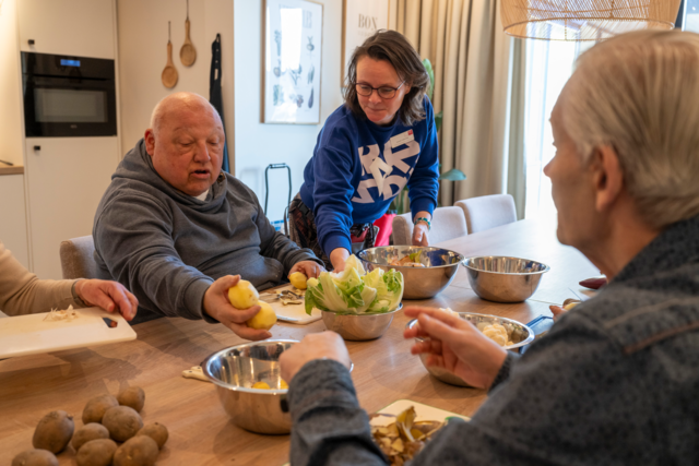 Deelnemers van VanThuisUit koken samen de maaltijd