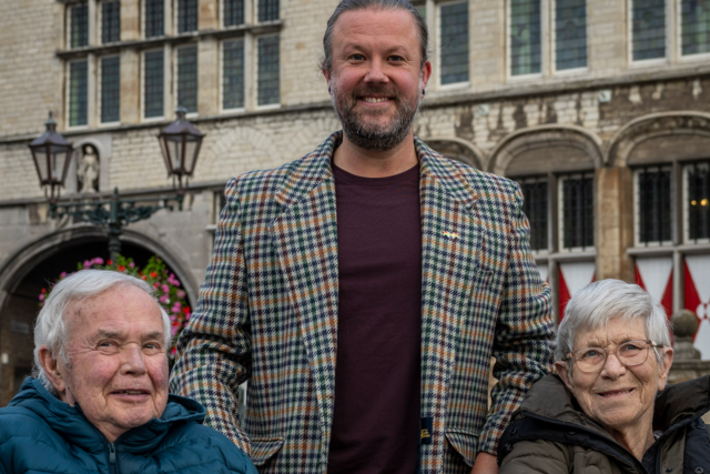 Frank met bewoners John en Ria tijdens het hijsen van de progress-vlag in Bergen op Zoom