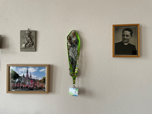 Aan de muur van Thèrése's appartement hangen aandenkens aan Lourdes